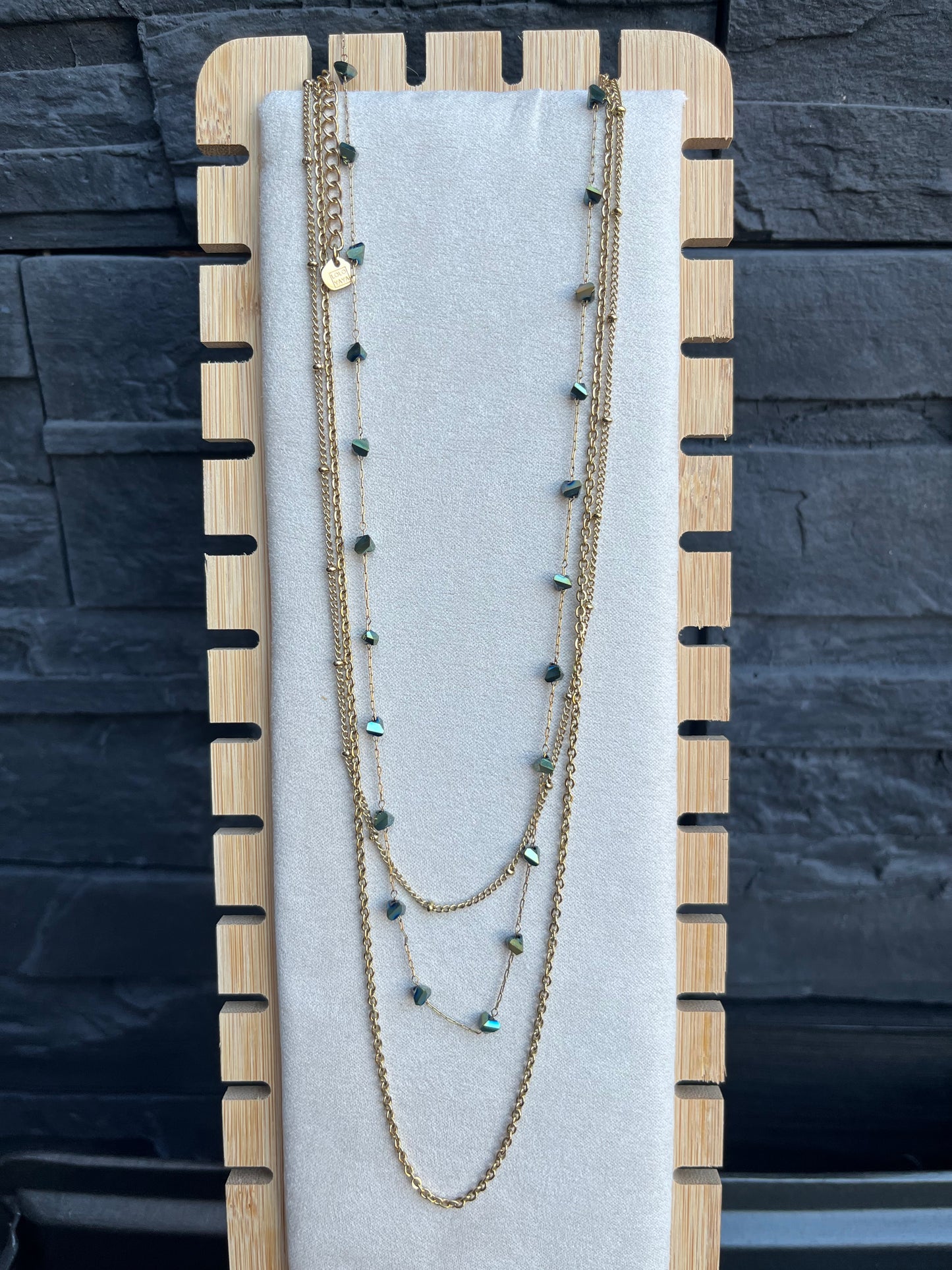 Collier avec 3 pendentifs et pierres vertes