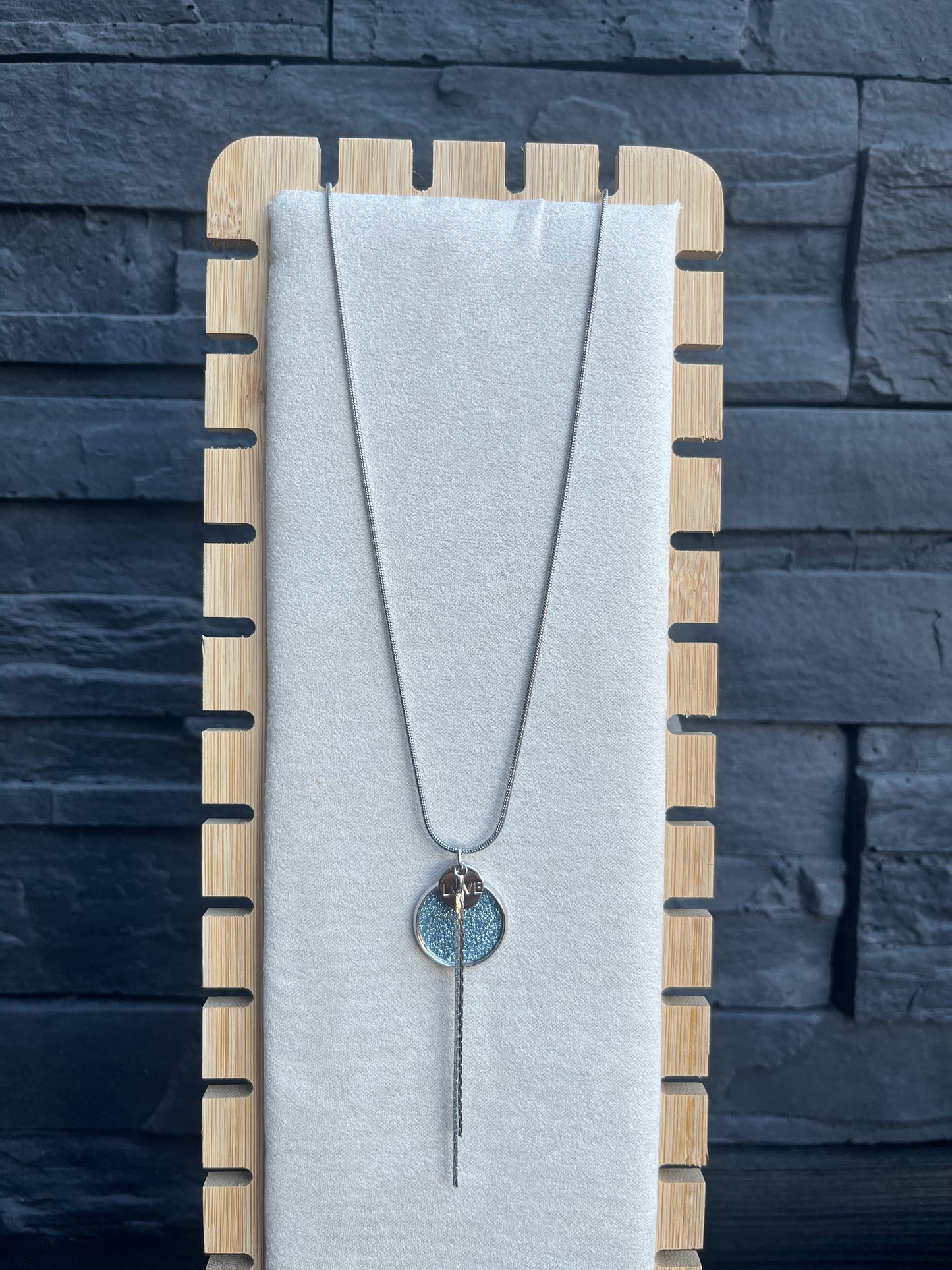 Collier avec étiquette déco pailletée bleue