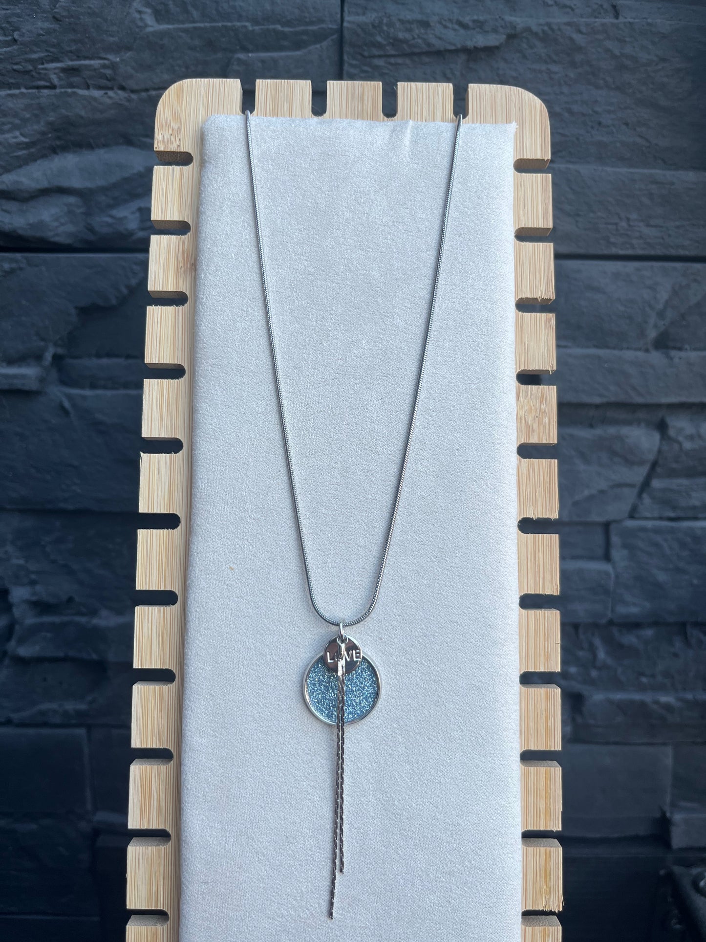 Collier avec étiquette déco pailletée bleue